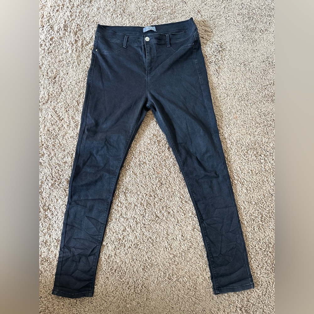 Dorothy Perkins black high-waisted denim women’s jeans.